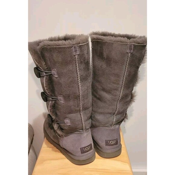 UGG Bailey Triplet Button Women Sheepskin Shearling Sherpa Boots Grey Women sz 9 - Picture 5 of 11